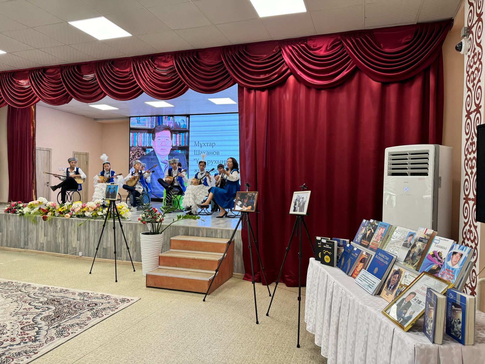 Домбыра үйірмесі / Кружок домбры.