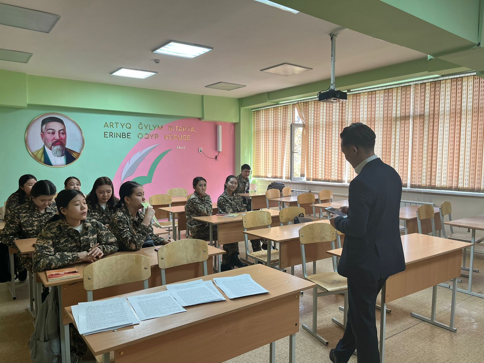 Satbayev University өкілі №49 мектепте кәсіби бағдар беру кездесуін өткізді