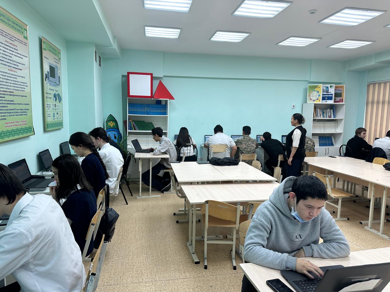 11-сынып оқушыларынан ҰБТ-ға дайындық тесті алынды / 11-классники прошли пробное тестирование по подготовке к ЕНТ