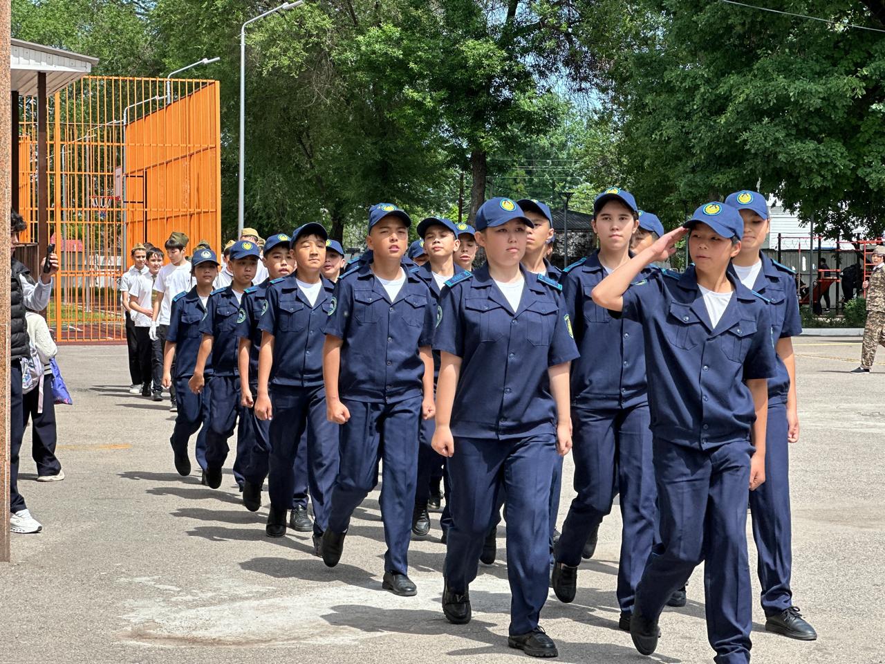 7-сыныптар арасында саптық жүріс байқауы өтті \ Смотр строя и песни среди 7-х классов ко Дню защитника Отечества